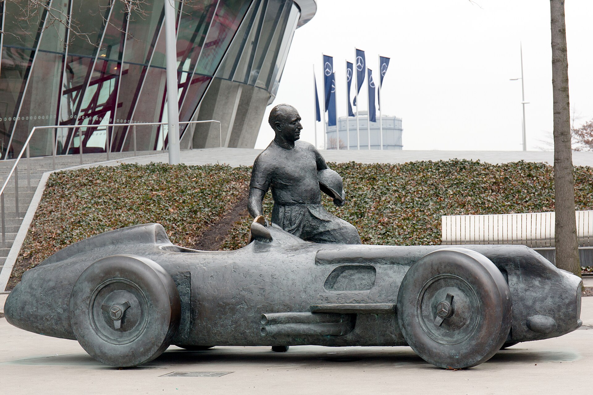 Imagem de referência de Juan Manuel Fangio, descrito nos dados abertos como automobilista argentino, pentacampeão mundial de Fórmula 1