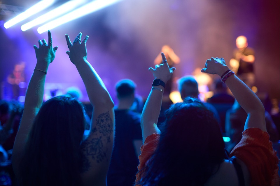 Imagem relacionada à notícia: £1.6 m perdido para fraudes de tickets de concerto como o público exortou a tomar cuidado