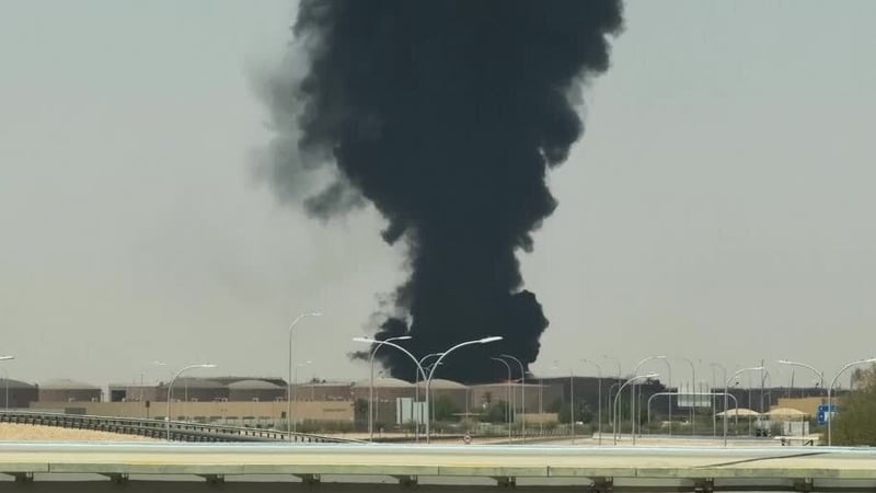 Imagem da matéria: Fumaça vista perto do aeroporto de Riade após a Arábia Saudita enviar alertas de perigo