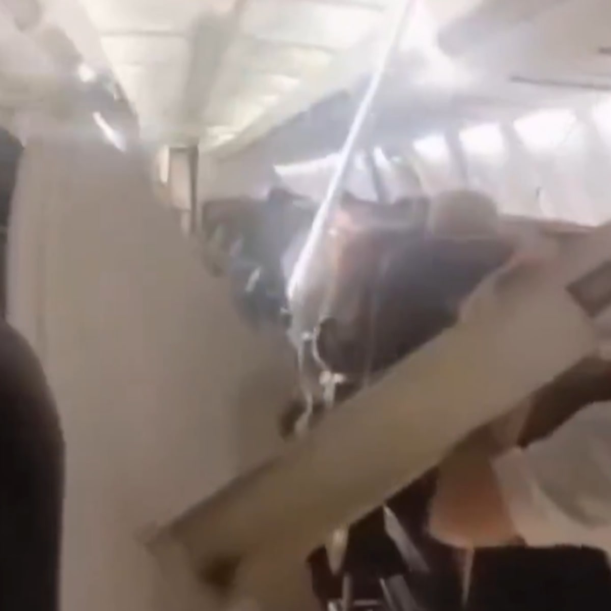 Vídeo: Teto de cabine se solta durante voo de Boeing 737 no Irã