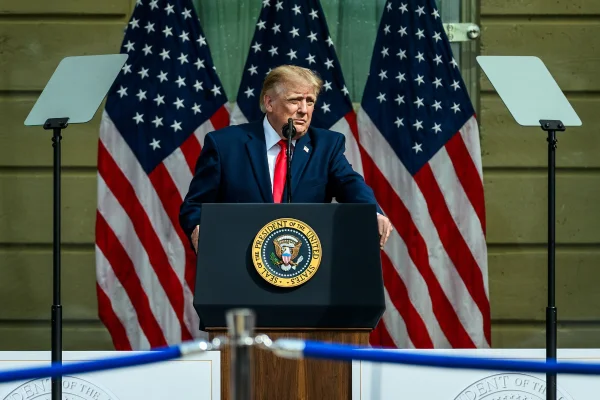 Justiça manda Trump liberar acesso de veículos de mídia à Casa Branca