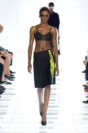 Sutiã é o novo top em uma moda que celebra a liberdade feminina