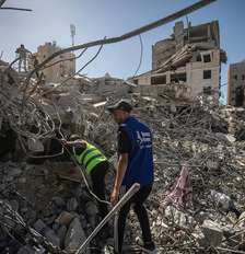 Palestinos buscam vítimas em escombros de prédio desabado na Cidade de Gaza Foto: ANSA / Ansa - Brasil