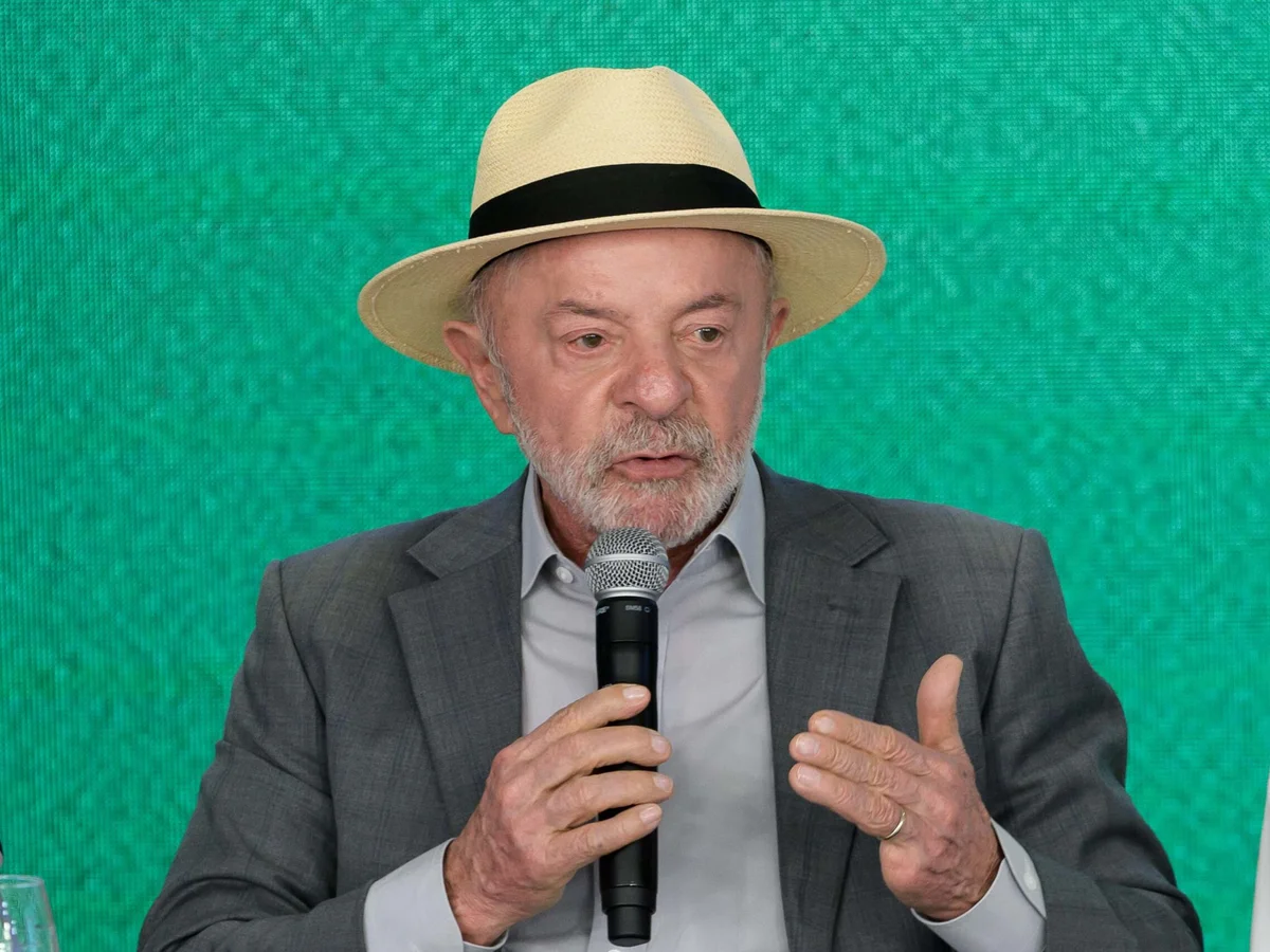 Em 1 mês de campanha, Lula encarou crises e viajou menos do que Flávio