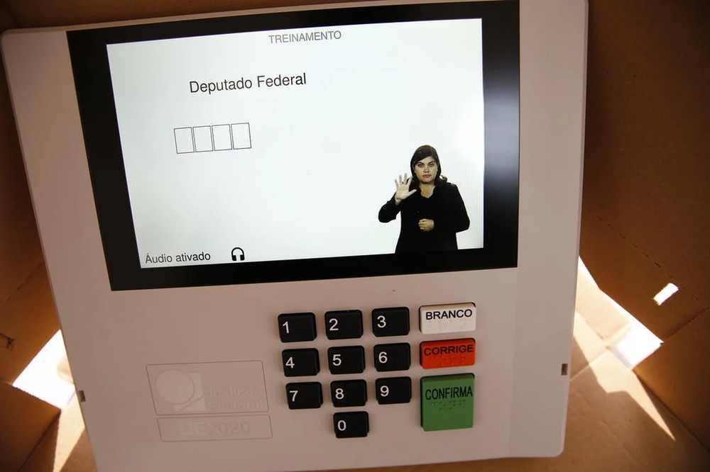 Urnas eletrônicas de nova geração contam com intérprete de Libras na tela — Foto: Divulgação/TSE