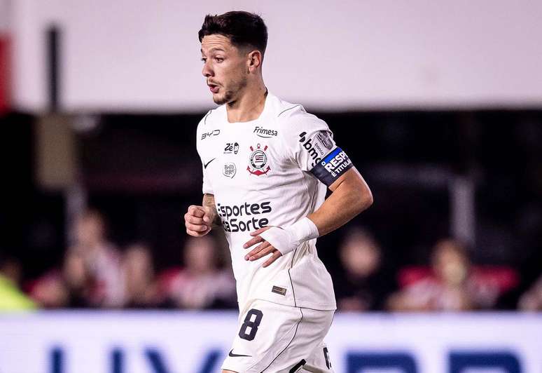 Garro pede apoio a Memphis Depay: "Tem que estar perto dele"