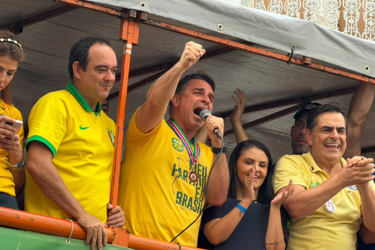 Aliados veem erro de Flávio em crítica à CNBB