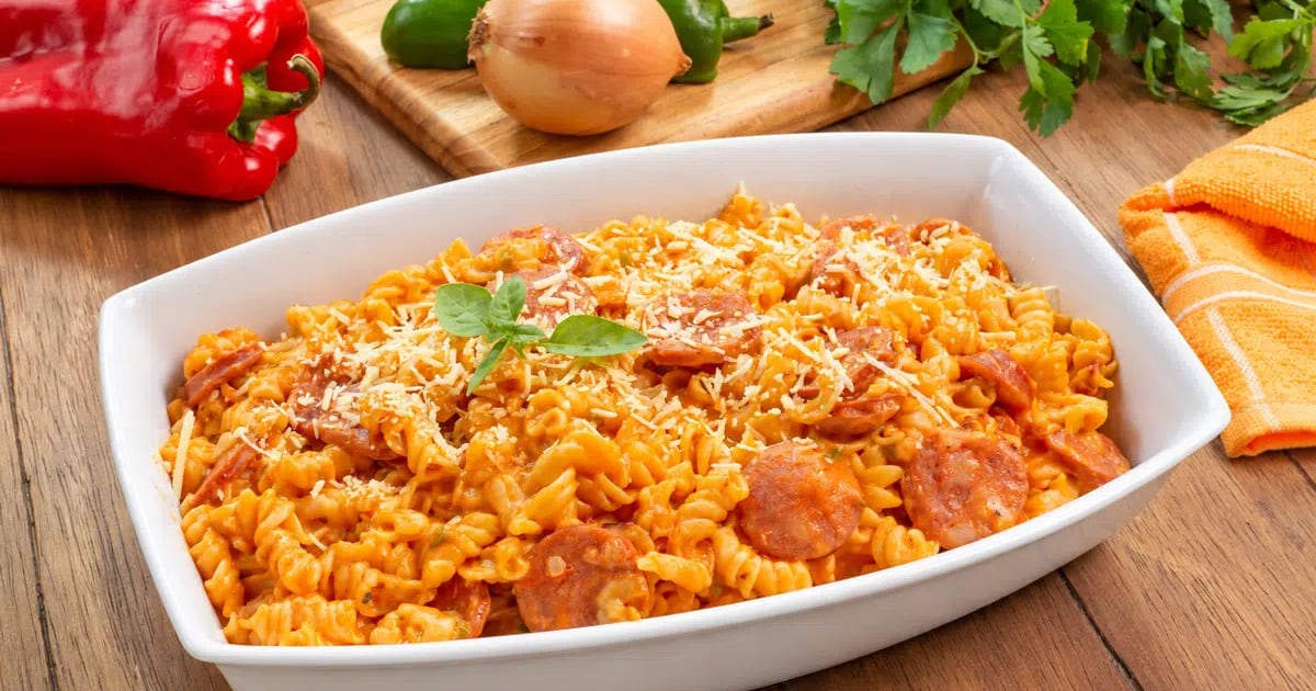 Quer um almoço fácil no sábado? Aprenda esse macarrão cremoso na panela de pressão