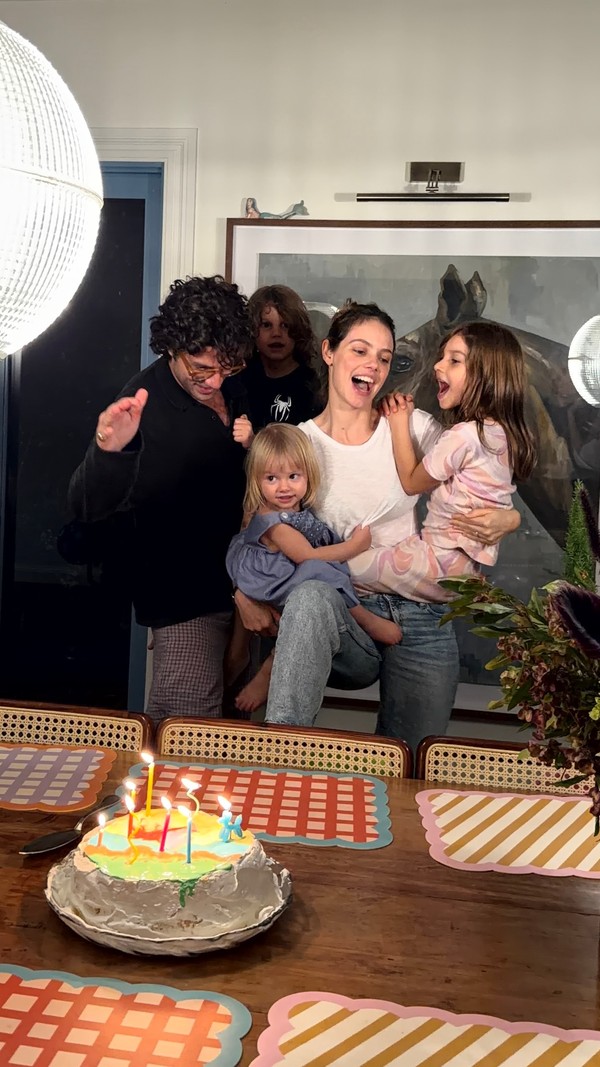 Laura Neiva faz 33 anos e ganha festinha com Chay e os 3 filhos; vídeo