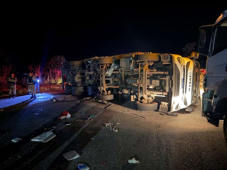 Seis pessoas morrem em colisão entre ônibus de turismo e carreta em MG