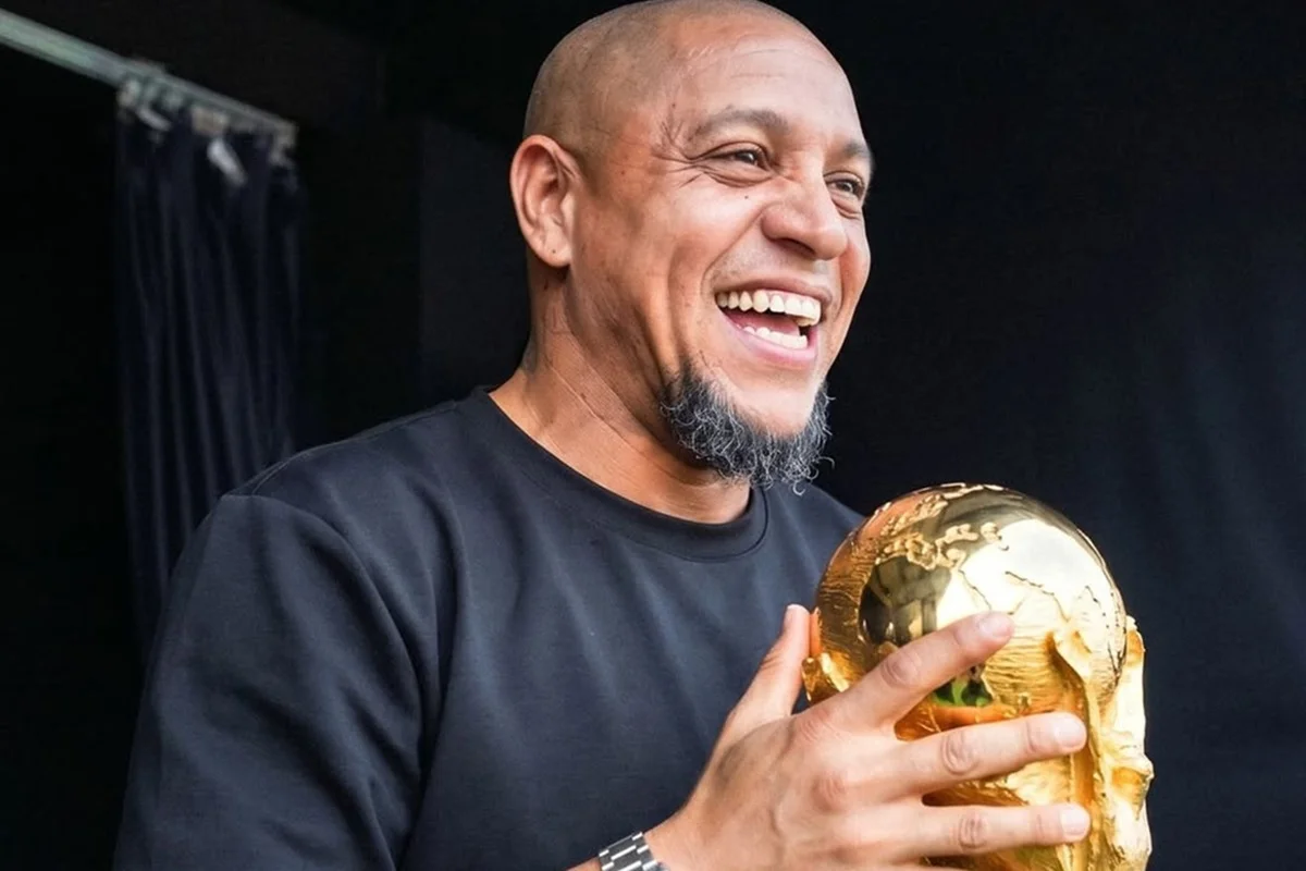 Roberto Carlos viraliza ao ver jogo do Brasil com celular de ouro - Metrópoles