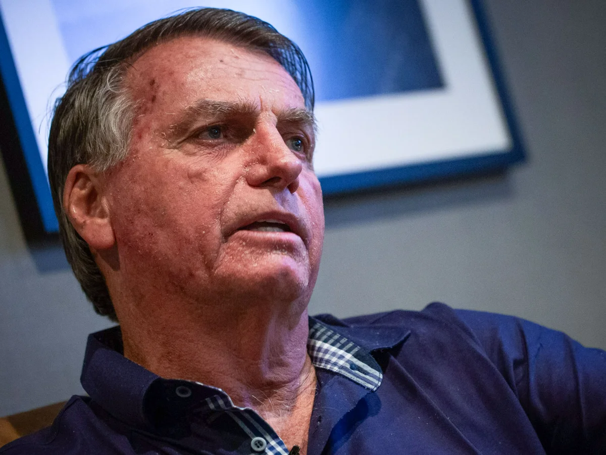 TSE proíbe uso da imagem de Bolsonaro em santinhos de candidatos