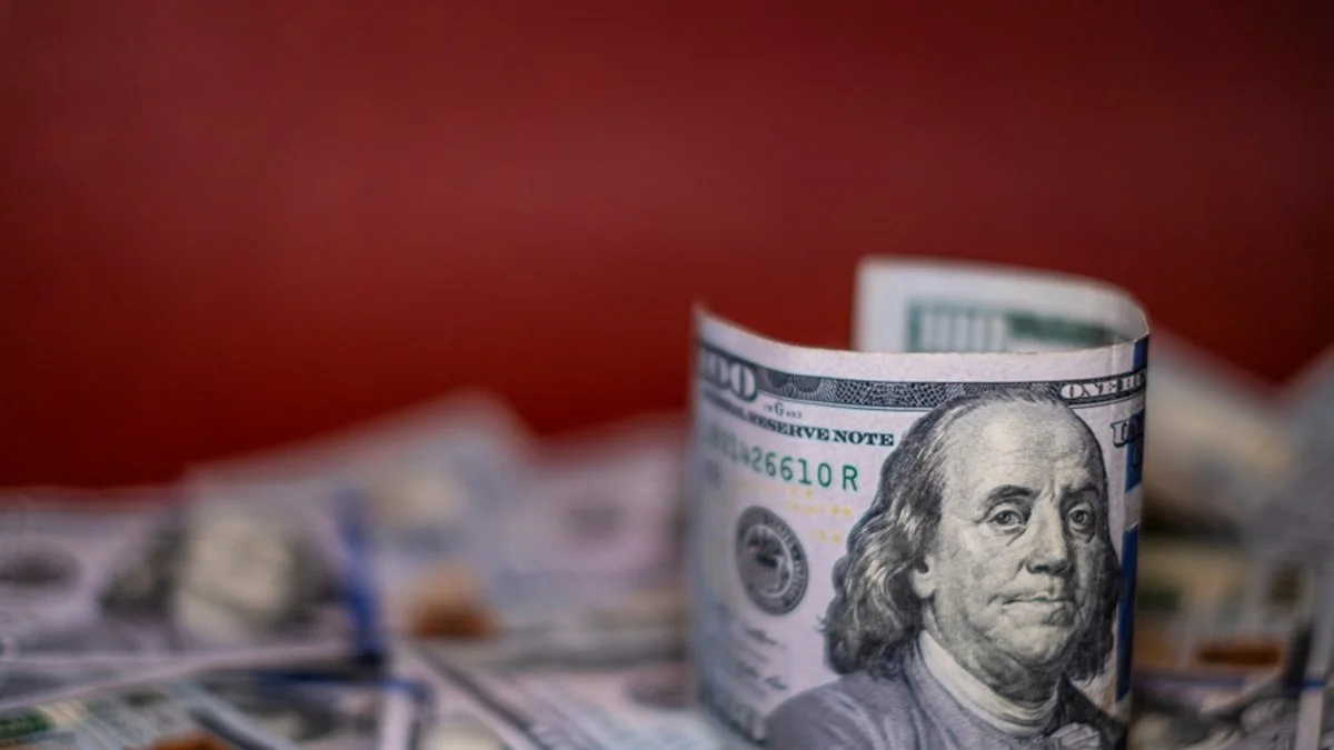 Dólar sobe com alta do petróleo, juros nos EUA e eleições no Brasil
