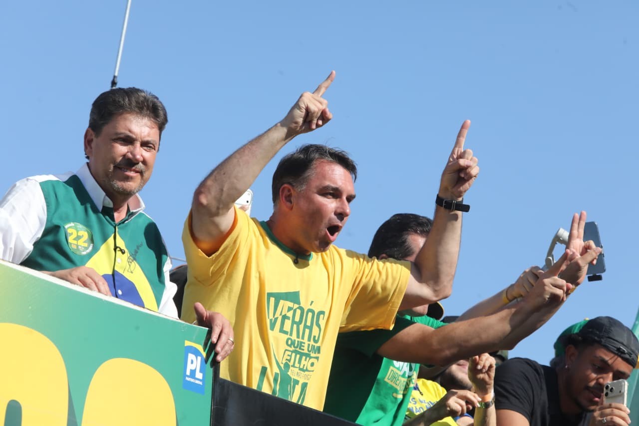 Flávio Bolsonaro diz que vai ao debate da Globo e espera enfrentar Lula