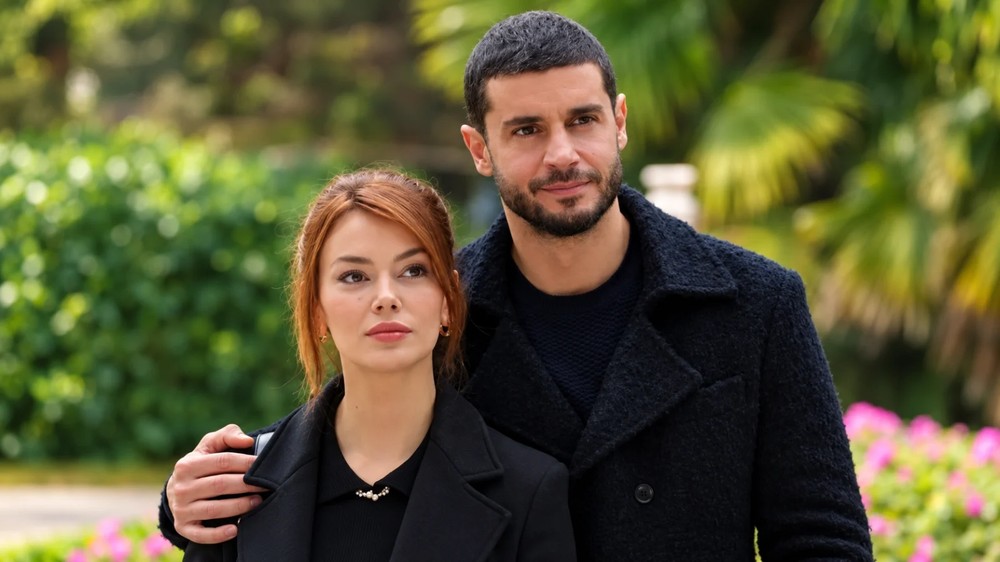 A produção turca é estrelada pelos atores Seray Kaya e Berk Oktay — Foto: Divulgação/Netflix
