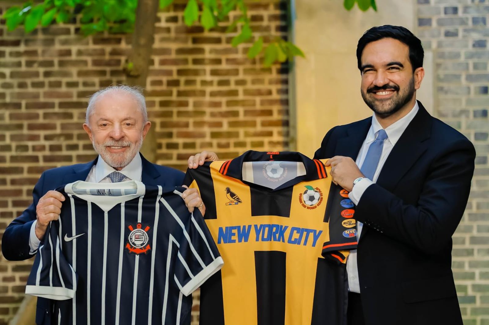 Presidente Lula troca camisas com o prefeito de NY Reprodução X - @LulaOficial