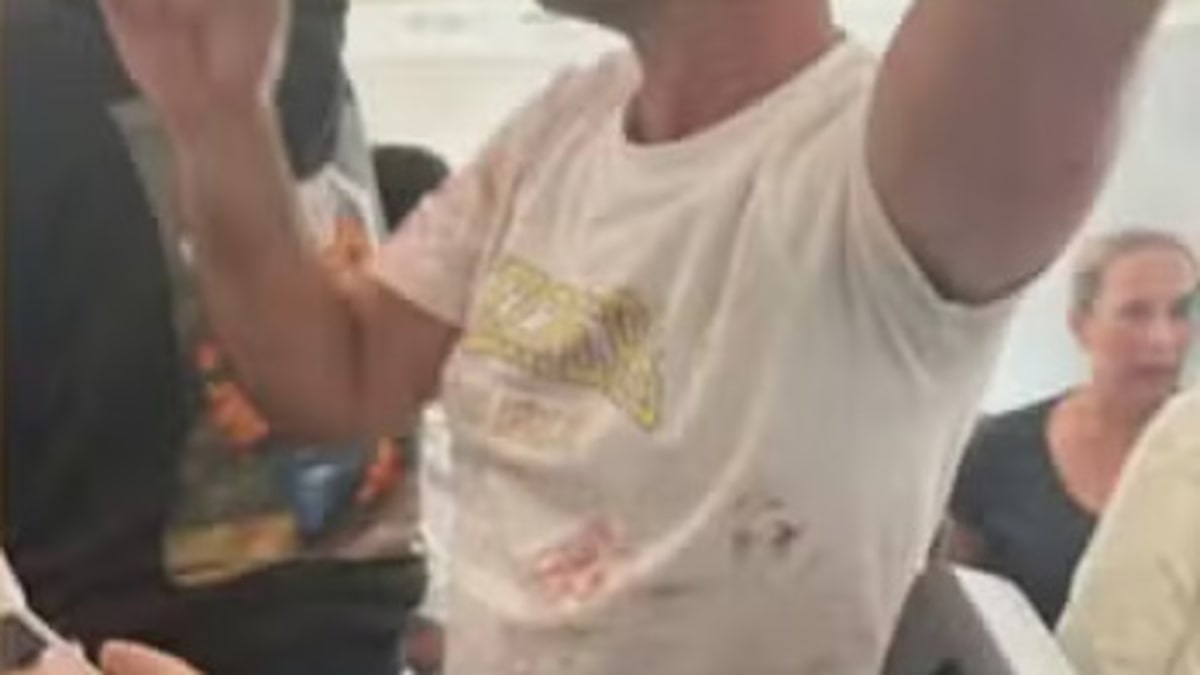 Vídeo: avião balança e passageiros gritam durante voo desviado de Israel por suspeita de terrorismo