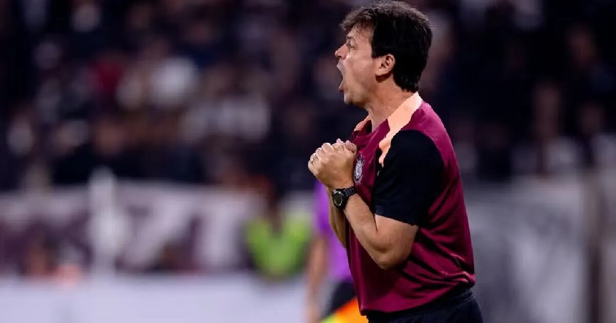 ‘Nestes 40 dias fiz o pior trabalho da minha vida’, admite, Diniz, depois da sexta derrota seguida do Corinthians. Jogadores evitam a demissão. Por enquanto