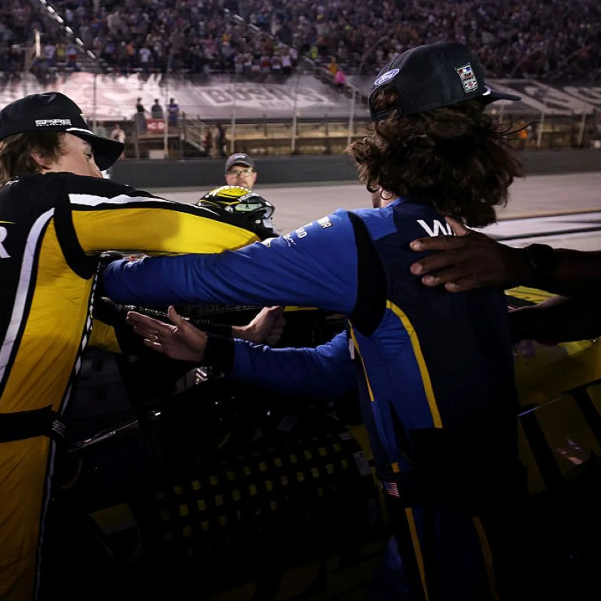 Pilotos trocam socos em confusão após acidente na Nascar Series Cup