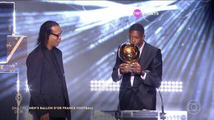 Atacante francês Ousmane Dembélé ganha a Bola de Ouro. Premiação coroou temporada do PSG