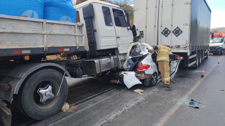 Família sobrevive após ter carro prensado por caminhões em rodovia de MG; imagem impressiona
