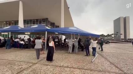 Ventania derruba tendas e afugenta equipes na área externa do STF