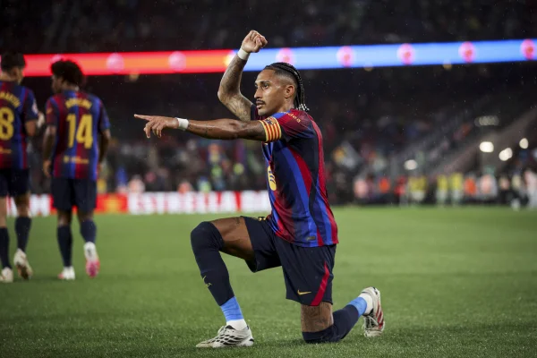 Raphinha faz melhor início de temporada da história pelo Barcelona