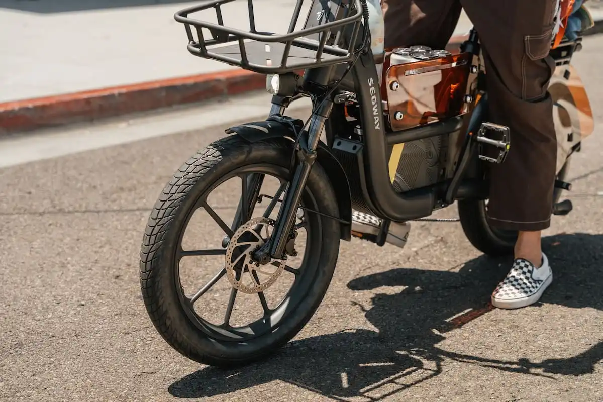 Imagem da matéria: Segway apresenta e-bike de carga com 117 km de autonomia e câmbio automático para uso urbano