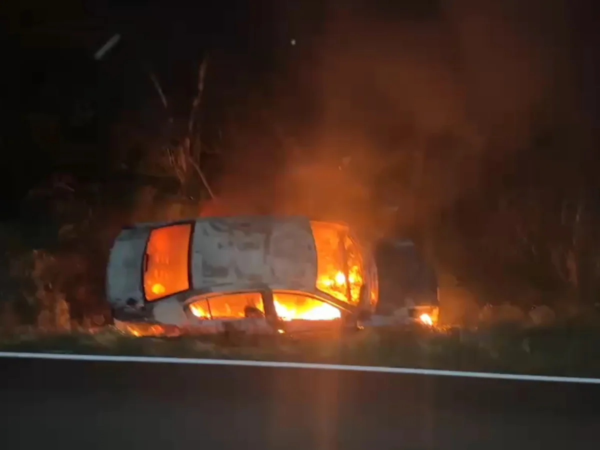 Paraná: veículo pega fogo após sair da pista e colidir com barranco