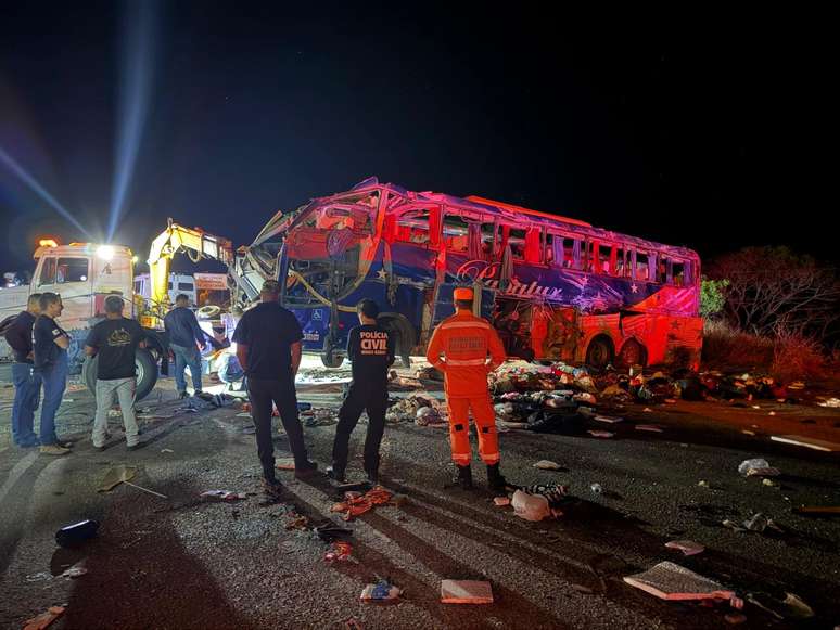 Seis pessoas morrem em colisão entre ônibus de turismo e carreta em MG