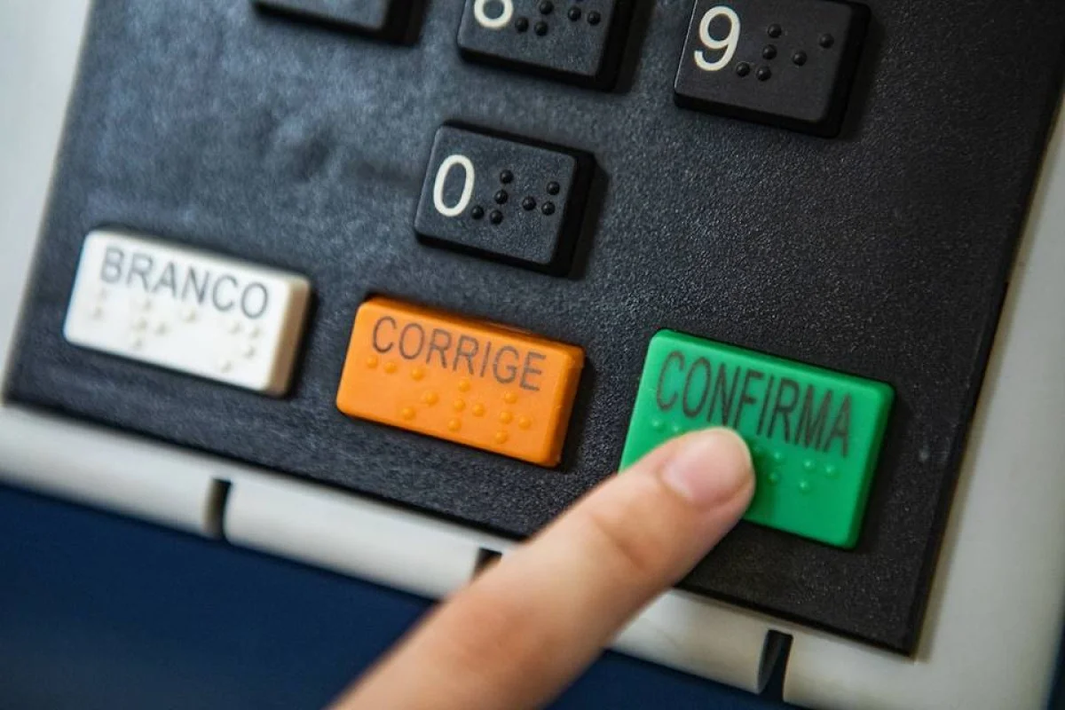 imagem colorida de urna eletrônica