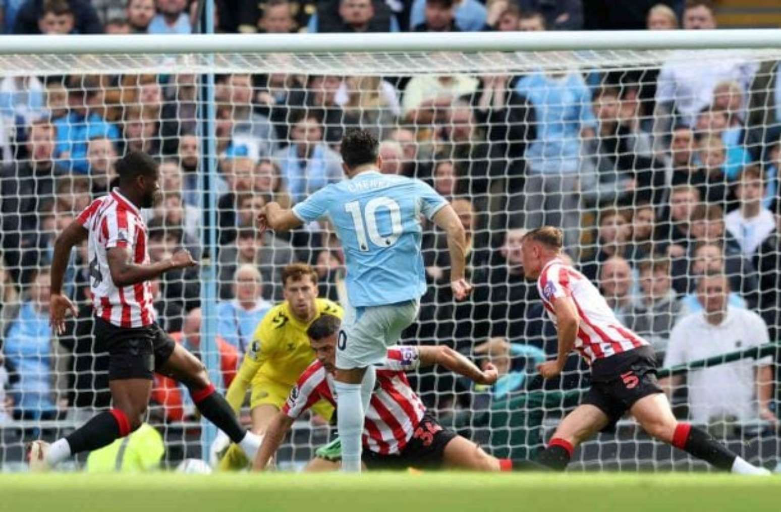 Haaland, do Manchester City, tenta o chute diante da marca&ccedil;&atilde;o do Sunderland, no Etihad Stadium &ndash;