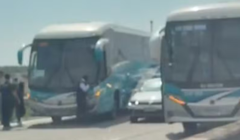 Dois ônibus de excursão escolar são abordados por bandidos e utilizados como barricadas no RJ