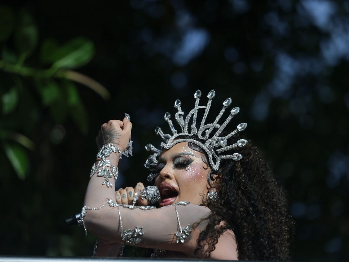 Parte de palco cede e derruba bailarinos em show de Gloria Groove em MG; veja vídeo