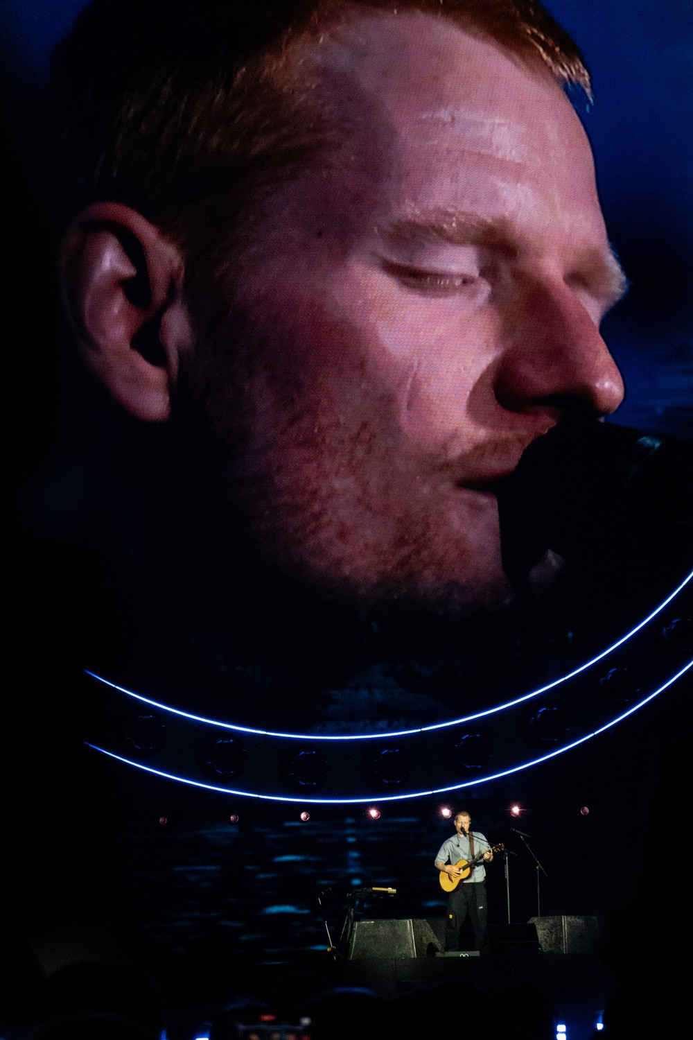 Ed Sheeran se apresenta durante sua turnê Loop no Lincoln Financial Field, na Filadélfia, em 19 de setembro de 2026. De volta ao palco, Sheeran reconheceu ter cometido “erros” em relação à saída das atrações de abertura e falou sobre o ataque “horrendo” contra Israel e a “crise humanitária” em Gaza. — Foto: The New York Times