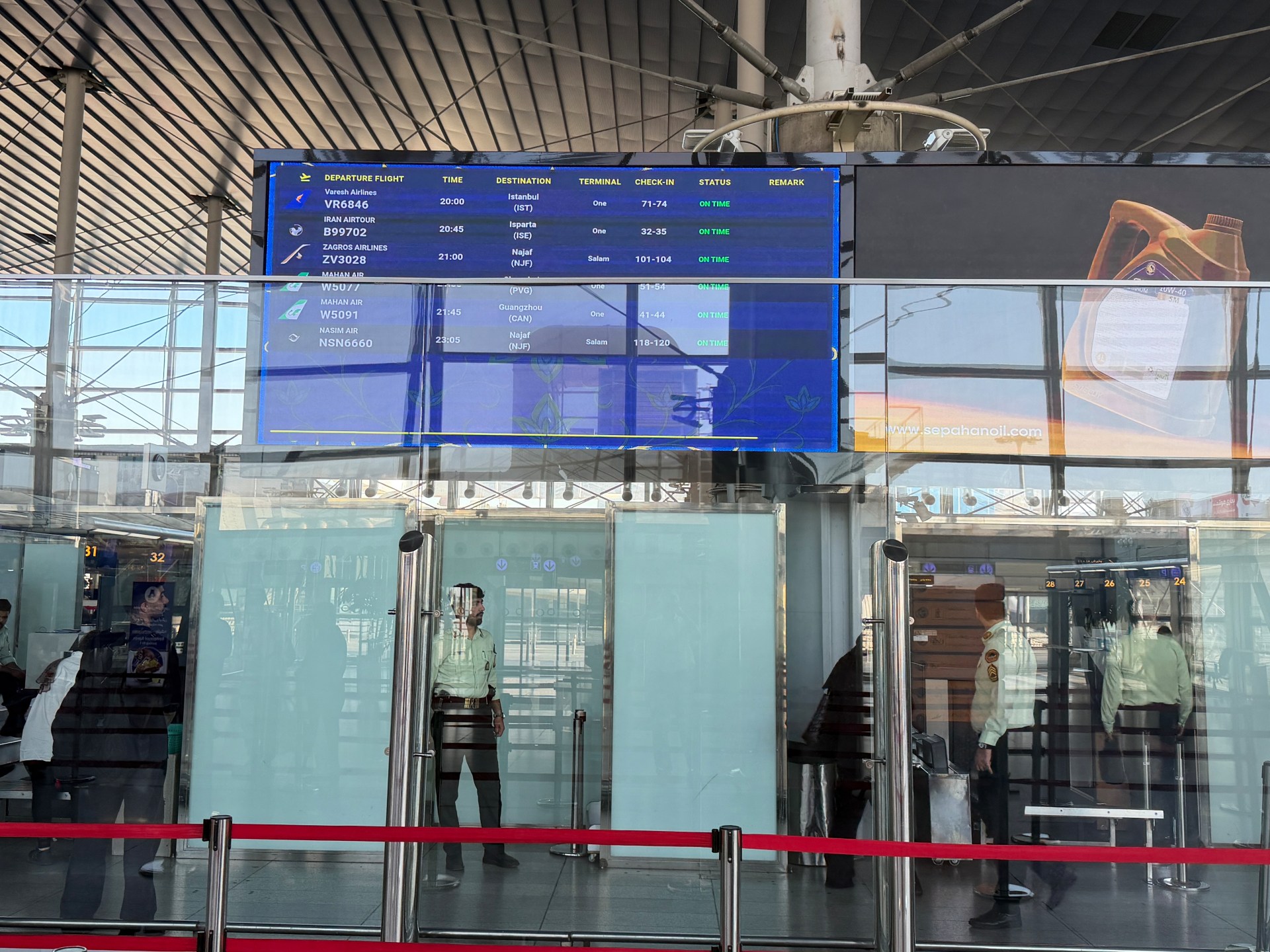 Emirados Árabes Unidos suspende voos de companhias aéreas iranianas enquanto sanções dos EUA pressionam o setor aéreo do Irã