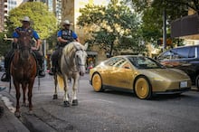 Tesla roubado invade calçadão, atropela mulher e suspeito é detido por pedestres nos EUA