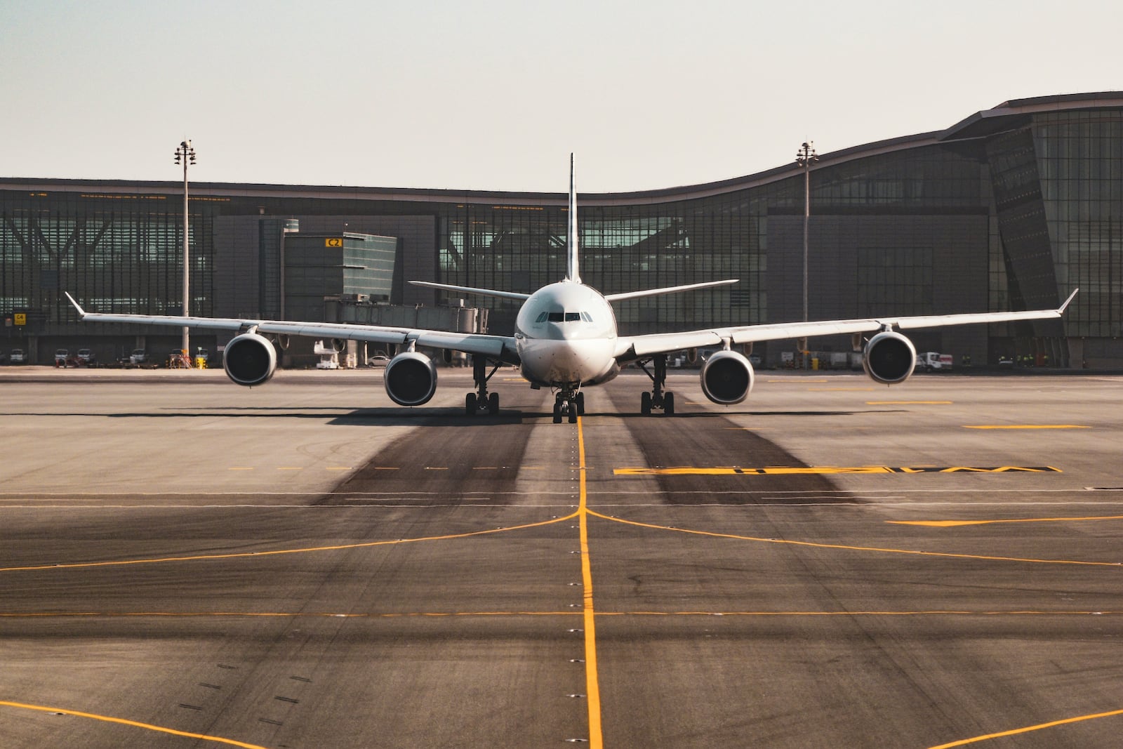 Aeroportos dos EUA enfrentam caos após falha no controle aéreo e corte de fibra Foto de Bao Menglong na Unsplash