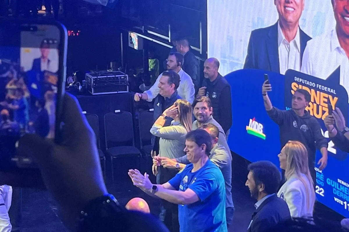 Em agenda, Tarcísio acena a evangélicos com canção gospel: "A Casa é Sua!"
