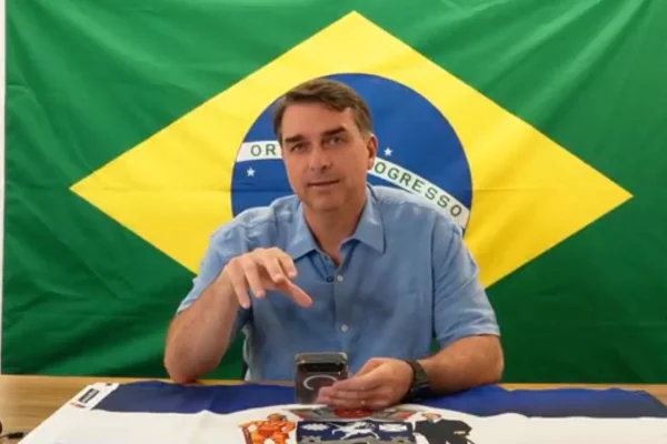 Flávio Bolsonaro não vale uma palavra que diz ou cala