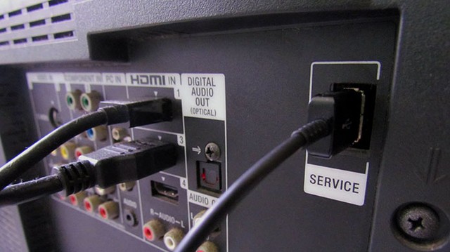 É possível transformar TV antiga em smart com cabo USB? Entenda