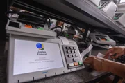 TRE-DF inicia carga e lacração de mais de 6 mil urnas para eleições