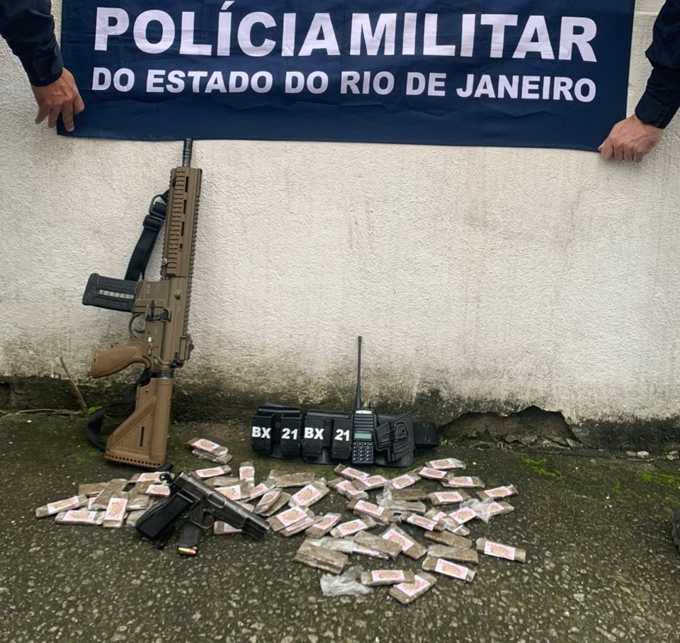 PM apreende fuzil e prende suspeito apontado como gerente do tráfico em Duque de Caxias