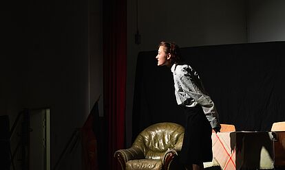 Szene aus dem Theaterstück „Blutrote Mauern“