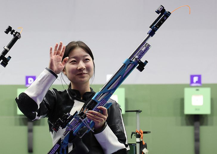 Ban Hyo-jin of South Korea smiles after winning bronze in the women's 10-meter air rifle individual event at the Asian Games at Aichi Prefectural General Shooting Gallery in Toyota, Japan, Sunday. Yonhap