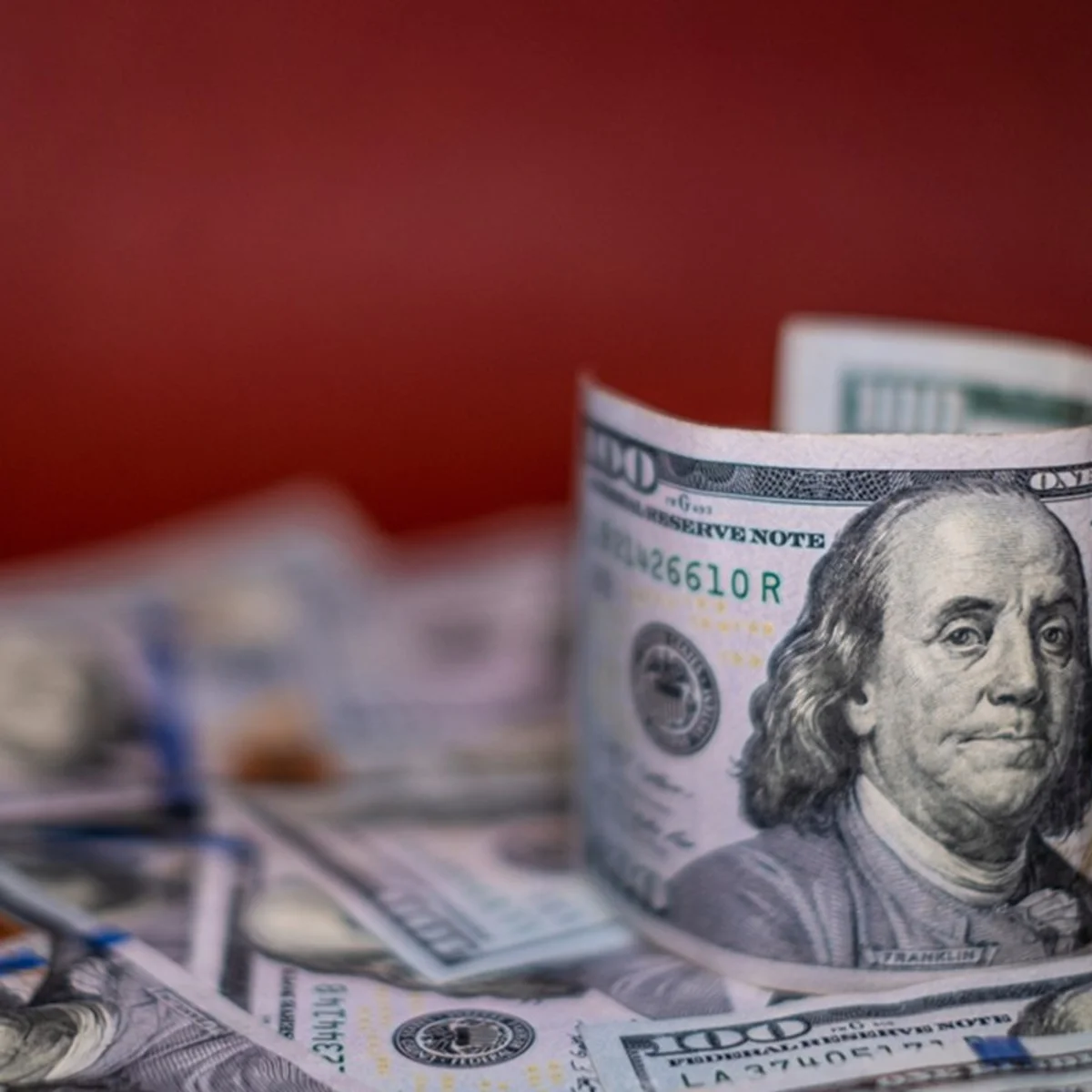 Mercado tenso: dólar cai, mas de olho na crise no STF e nos juros dos EUA