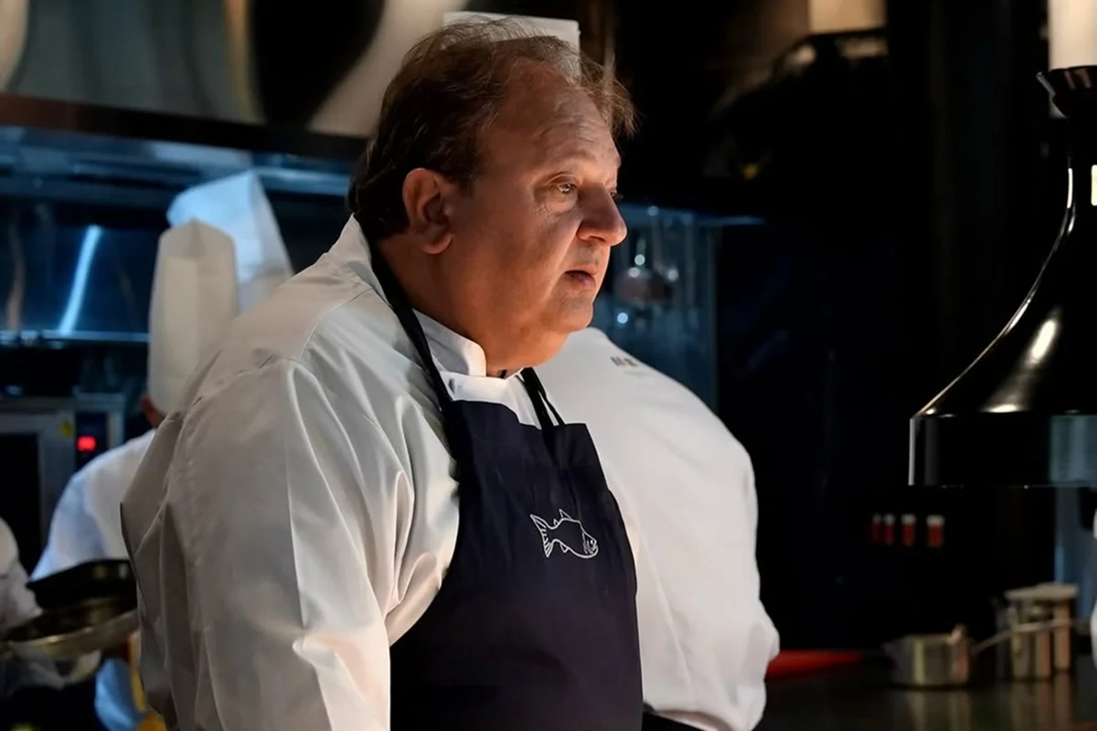 Imagem colorida do chef Érick Jacquin cozinhando - Metrópoles