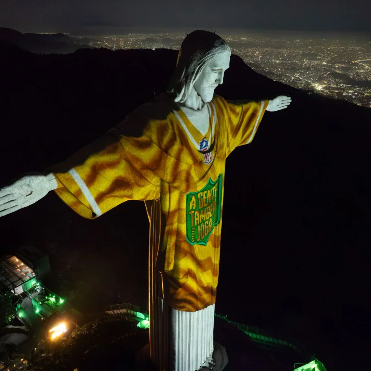 Cristo Redentor faz homenagem à partida da NFL no Rio de Janeiro