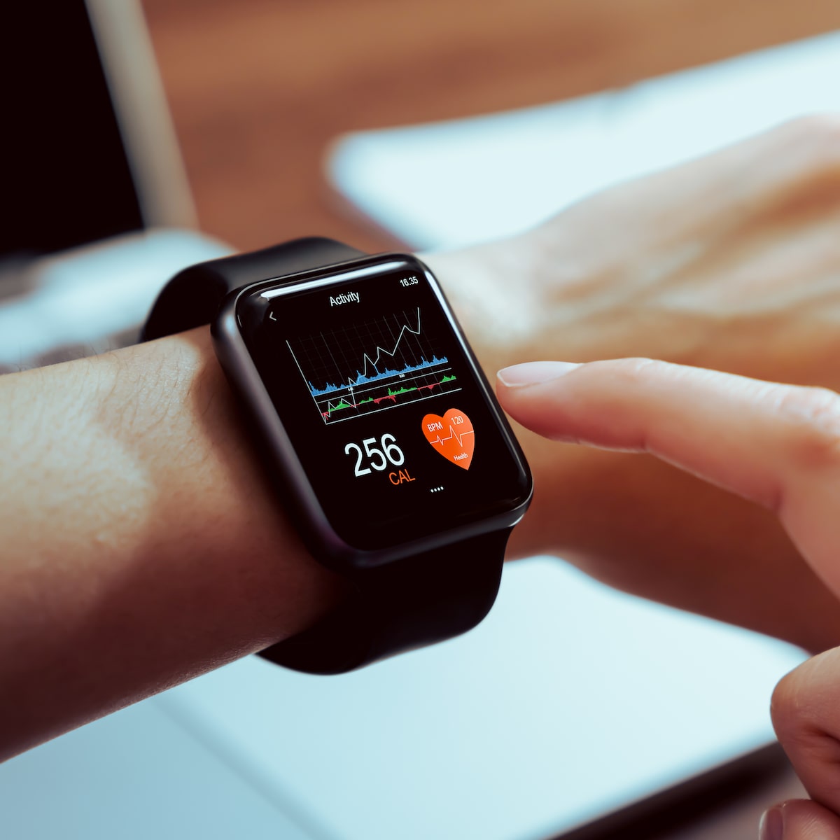 O smartwatch detectou batimentos acelerados: e agora? Devo ir ao pronto-socorro?