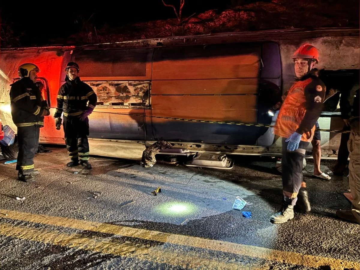 Ônibus que tombou rumo a MG e deixou três mortos fazia viagem irregular
